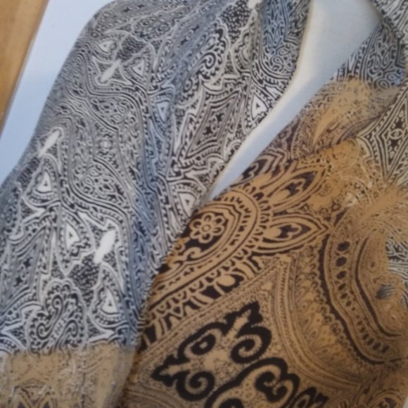 Vince Camuto silk scarf Dry clean only - Picture 9 of 11